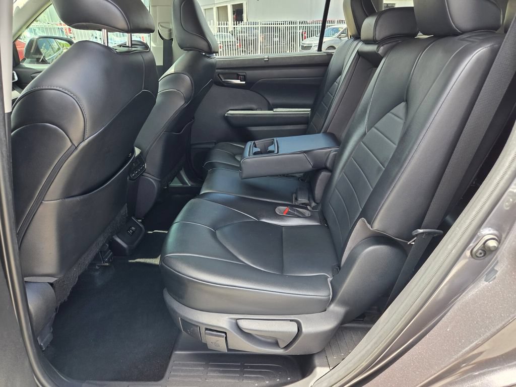 Used 2021 Toyota Highlander XLE FWD image 7