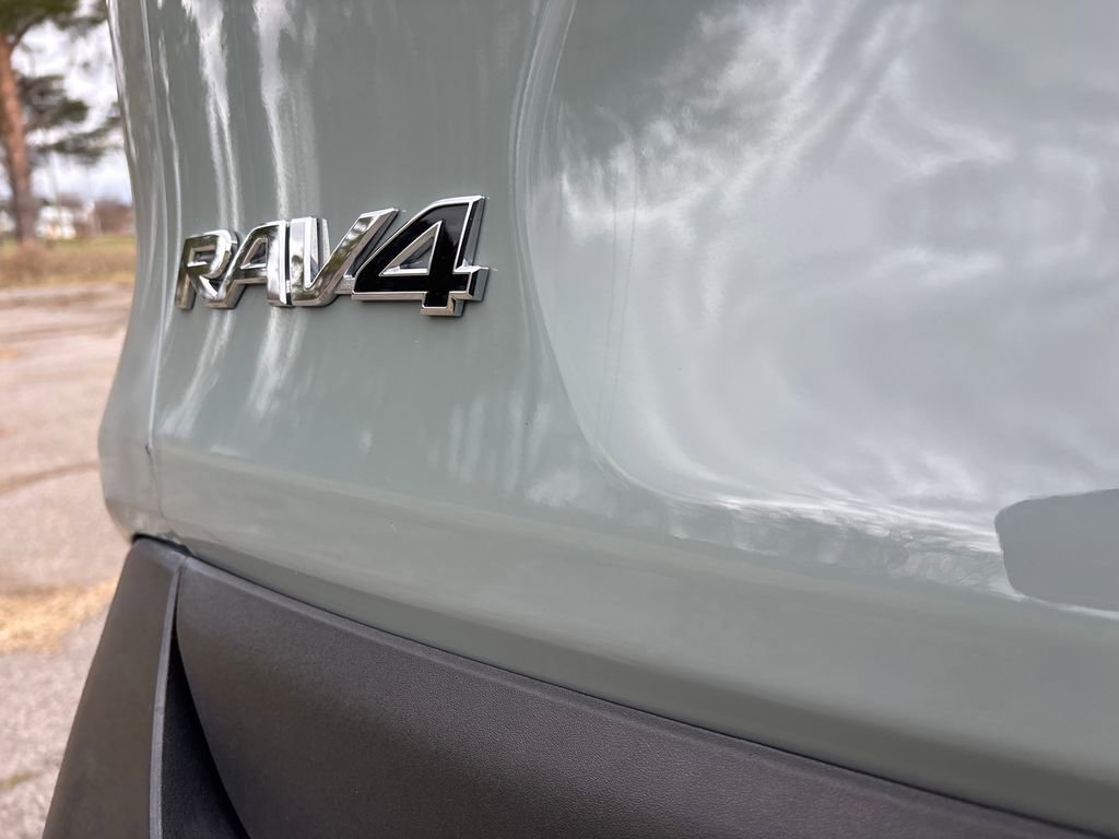 Used 2020 Toyota RAV4 XLE w/ Convenience Package image 17
