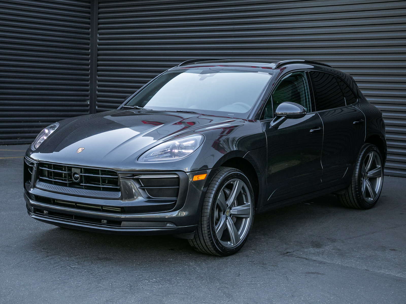 Certified 2023 Porsche Macan AWD/4WD image 1