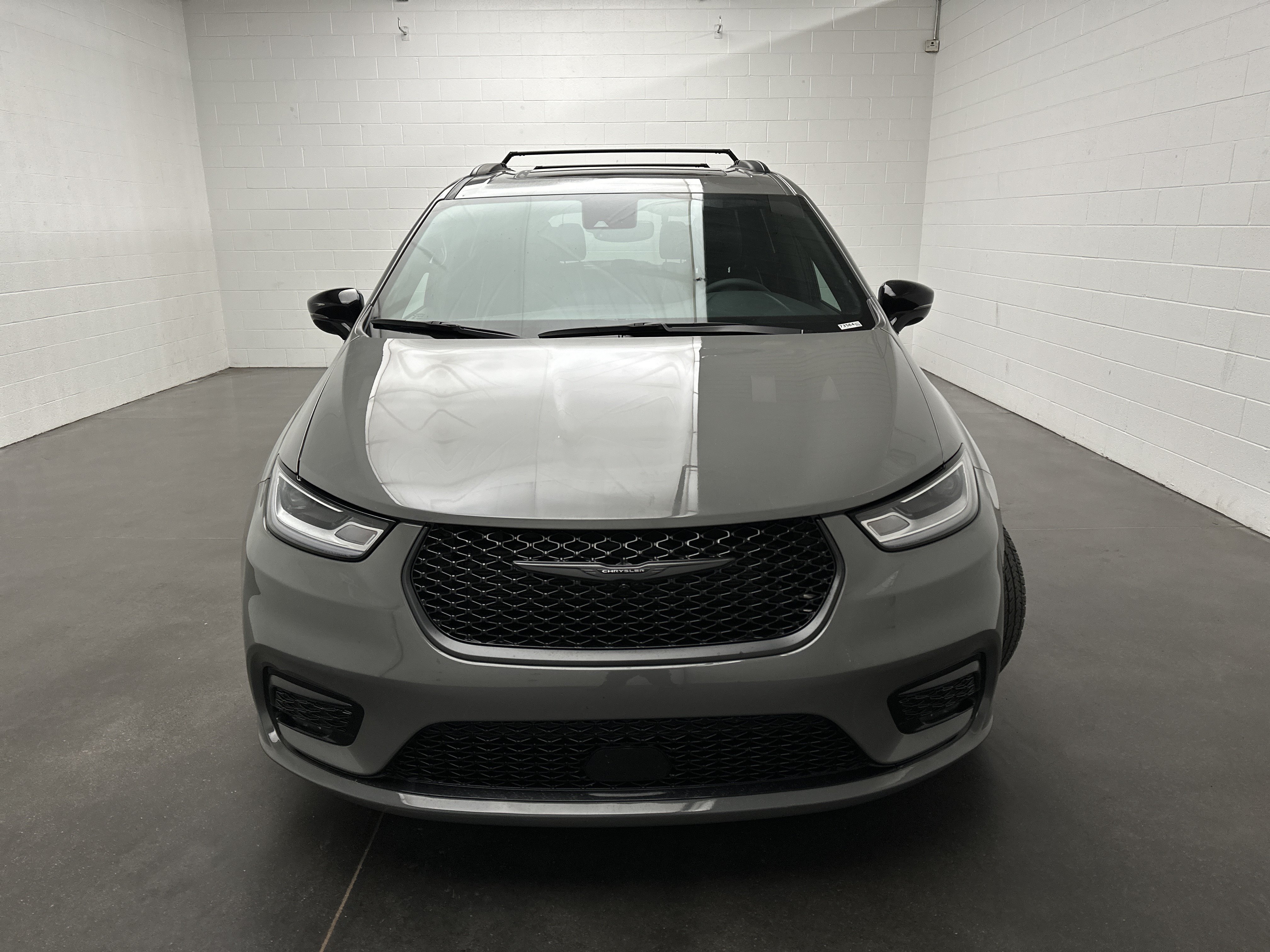 Used 2025 Chrysler Pacifica Limited FWD image 3
