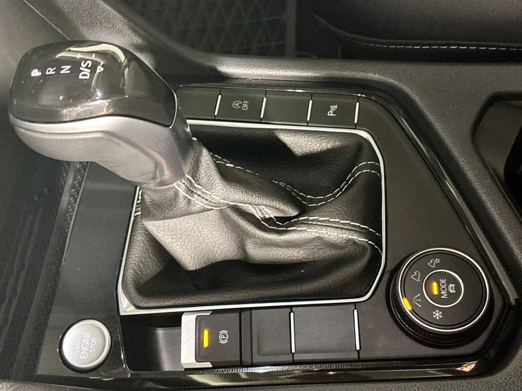 Certified 2025 Volkswagen Taos SE image 17