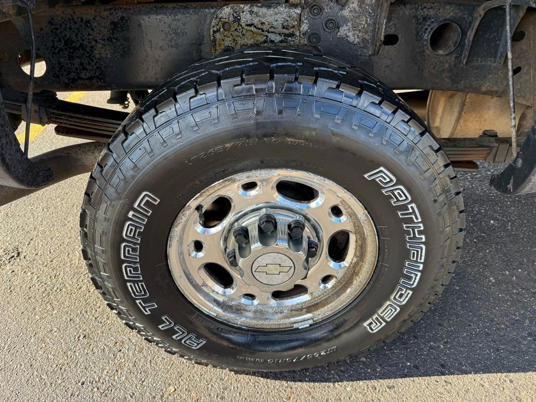 Used 2005 Chevrolet Silverado 2500 LS w/ Heavy-Duty Power Package image 10