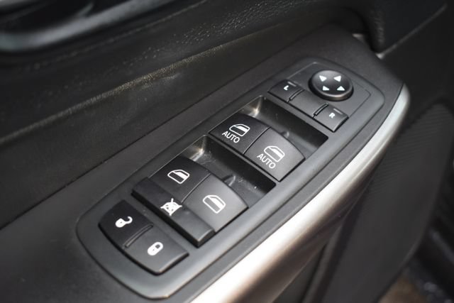 Used 2021 Jeep Cherokee Latitude Plus AWD/4WD image 17