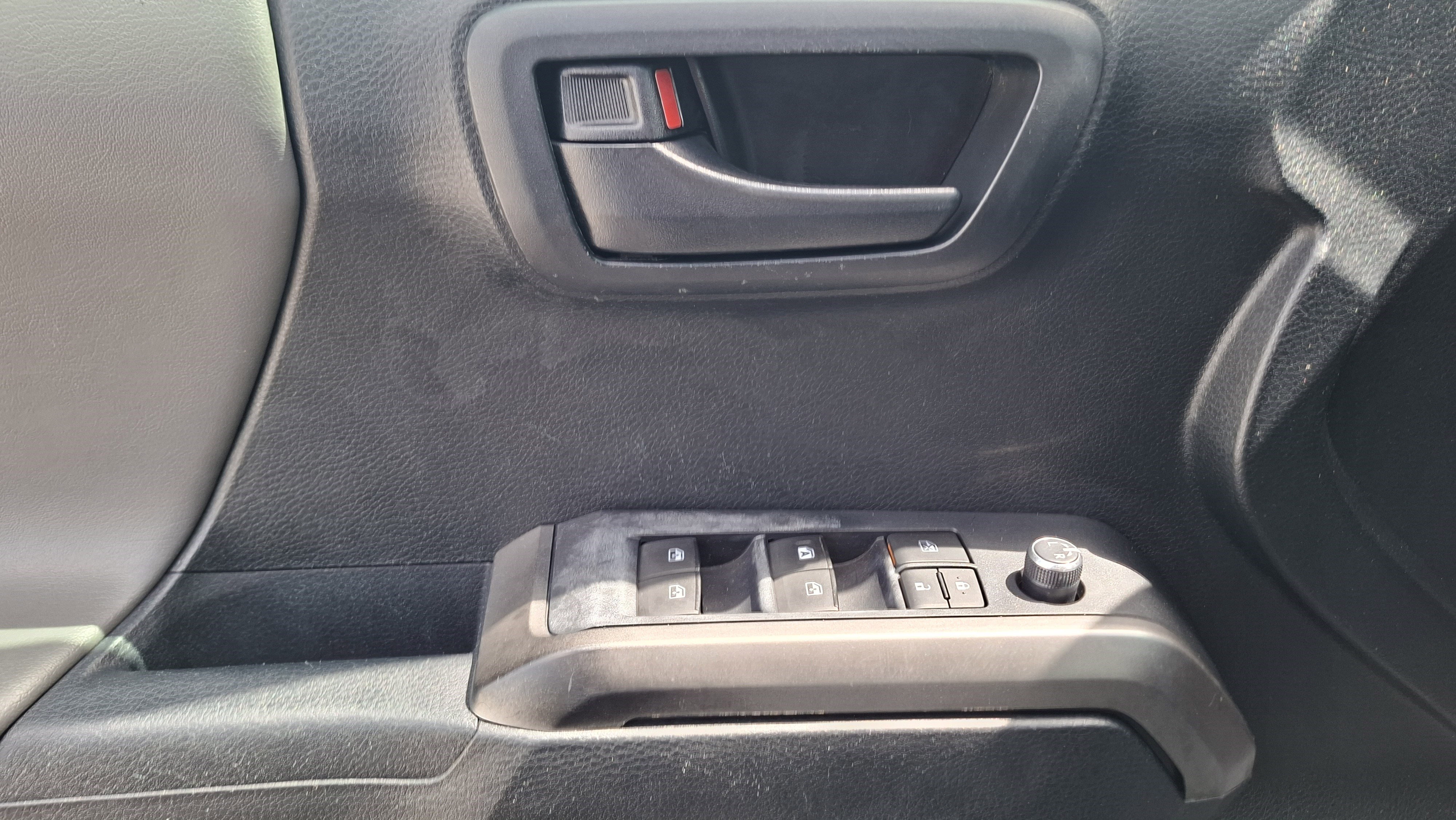 Used 2016 Toyota Tacoma SR5 w/ SR5 Appearance Package (SN) image 16