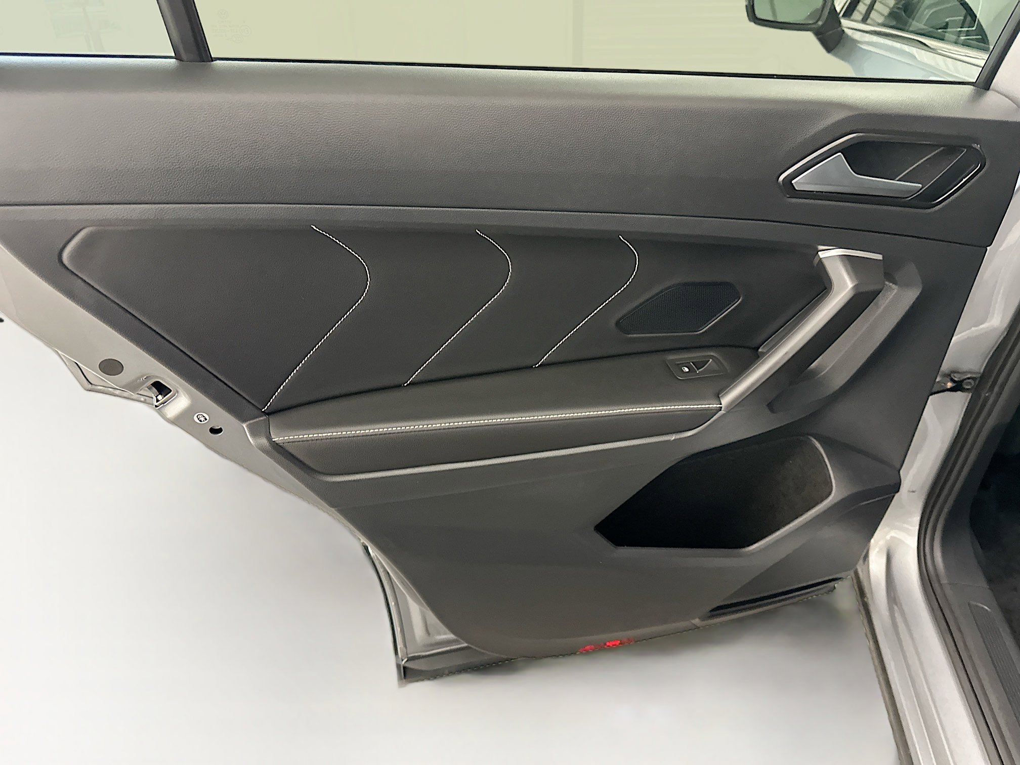 Used 2024 Volkswagen Tiguan SE w/ Panoramic Sunroof Package image 28