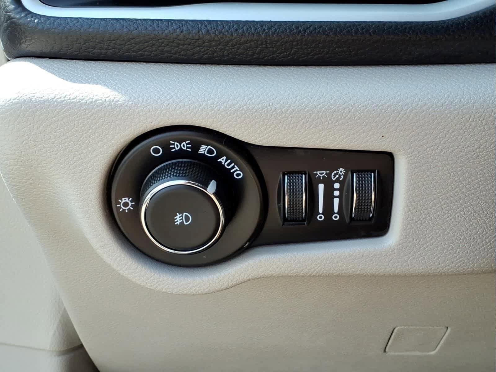 Used 2024 Chrysler Pacifica Touring-L FWD image 17