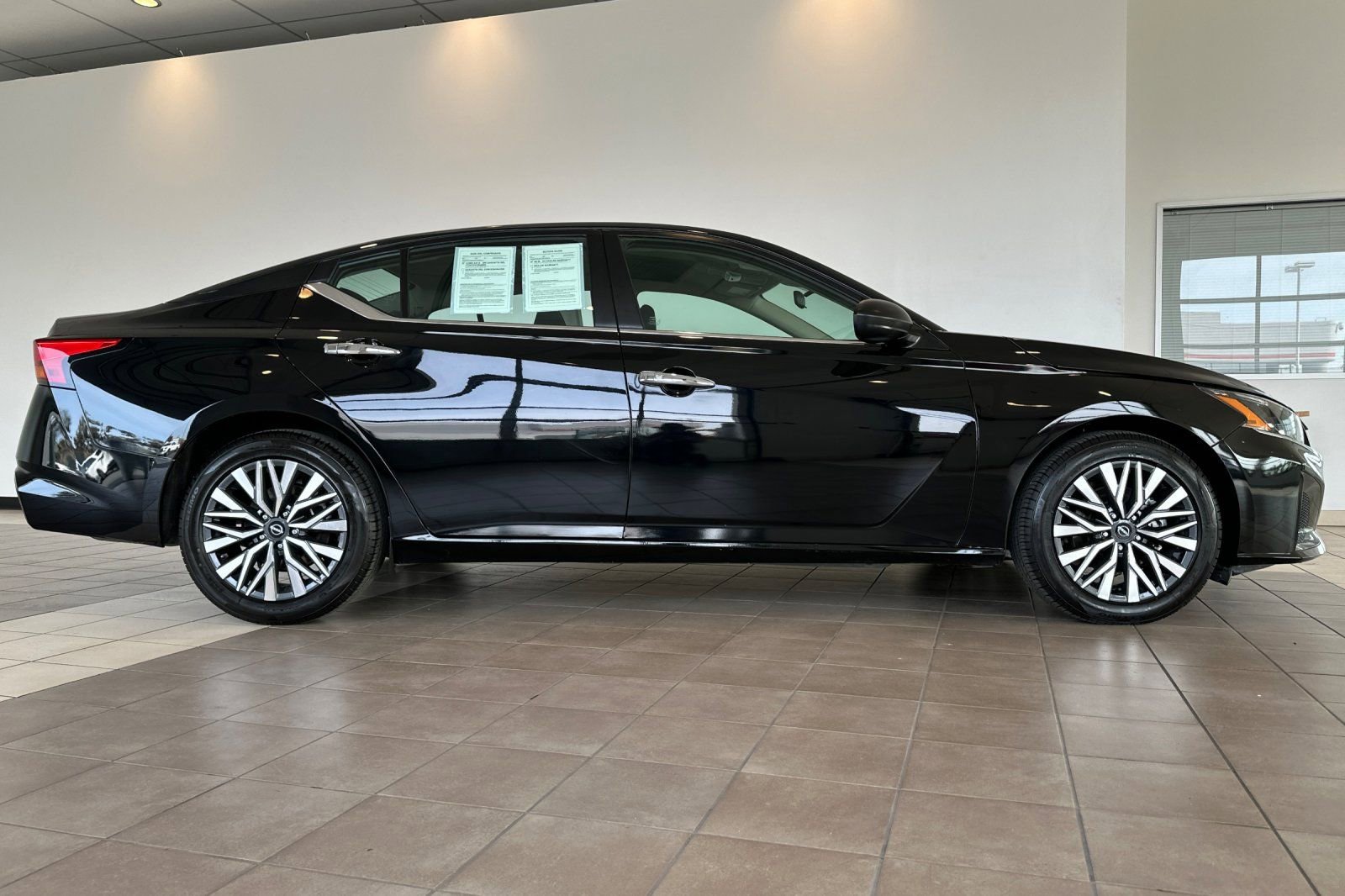 Used 2024 Nissan Altima 2.5 SV image 3