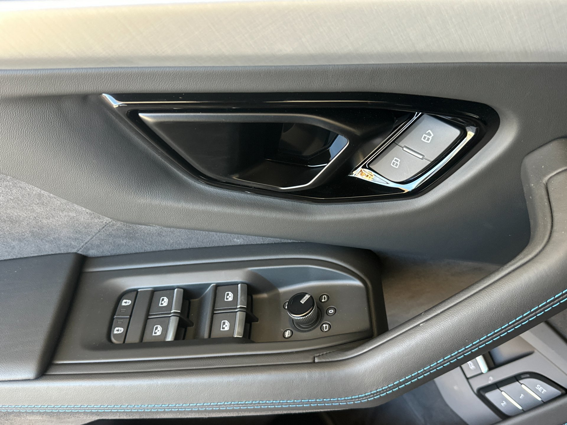 Used 2025 Lamborghini Urus SE AWD/4WD image 15