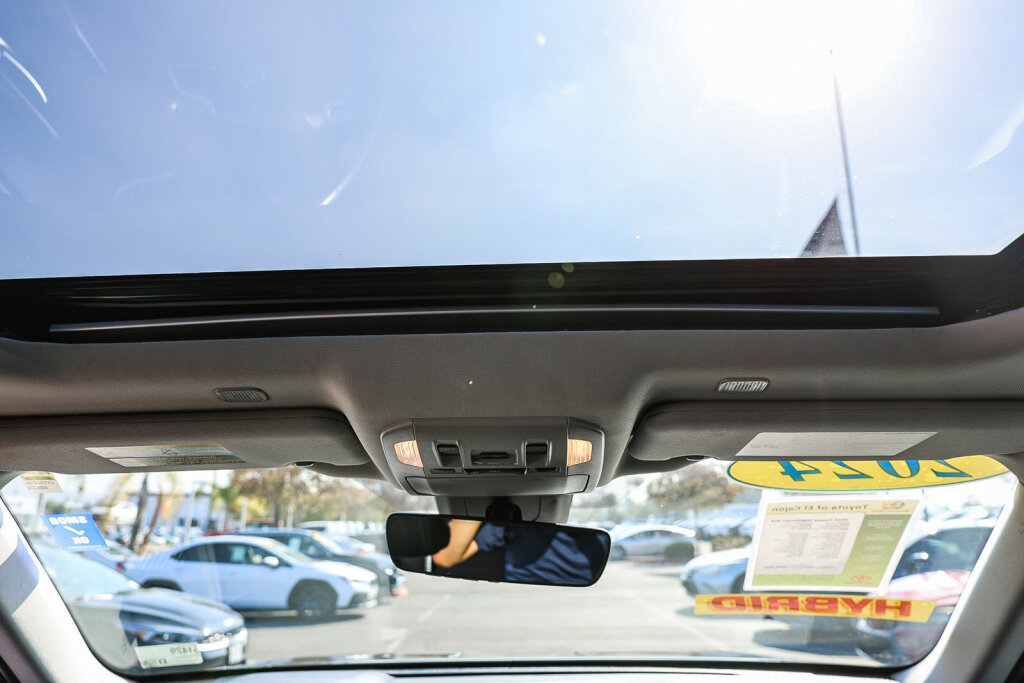Used 2024 Toyota Highlander XLE FWD image 6