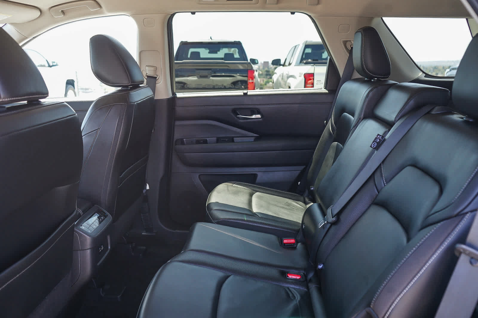 Used 2023 Nissan Pathfinder SL w/ Lighting Package (N92) FWD image 17