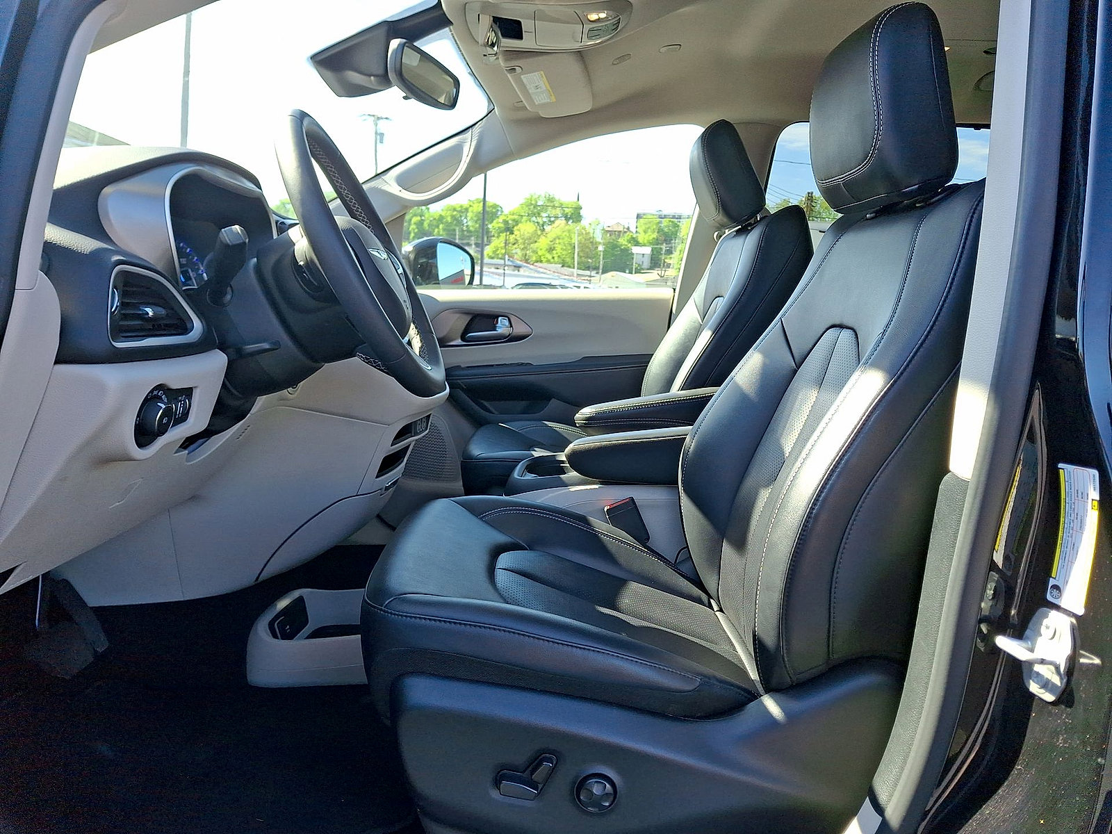 Used 2024 Chrysler Pacifica Touring-L FWD image 11