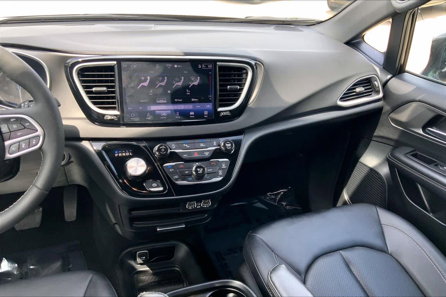Used 2025 Chrysler Pacifica Select FWD image 6