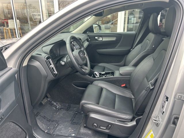 Certified 2025 Volvo XC40 B5 Plus AWD/4WD image 17