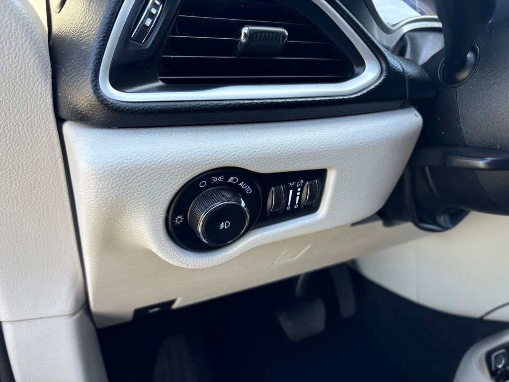 Used 2023 Chrysler Pacifica Touring-L FWD image 18