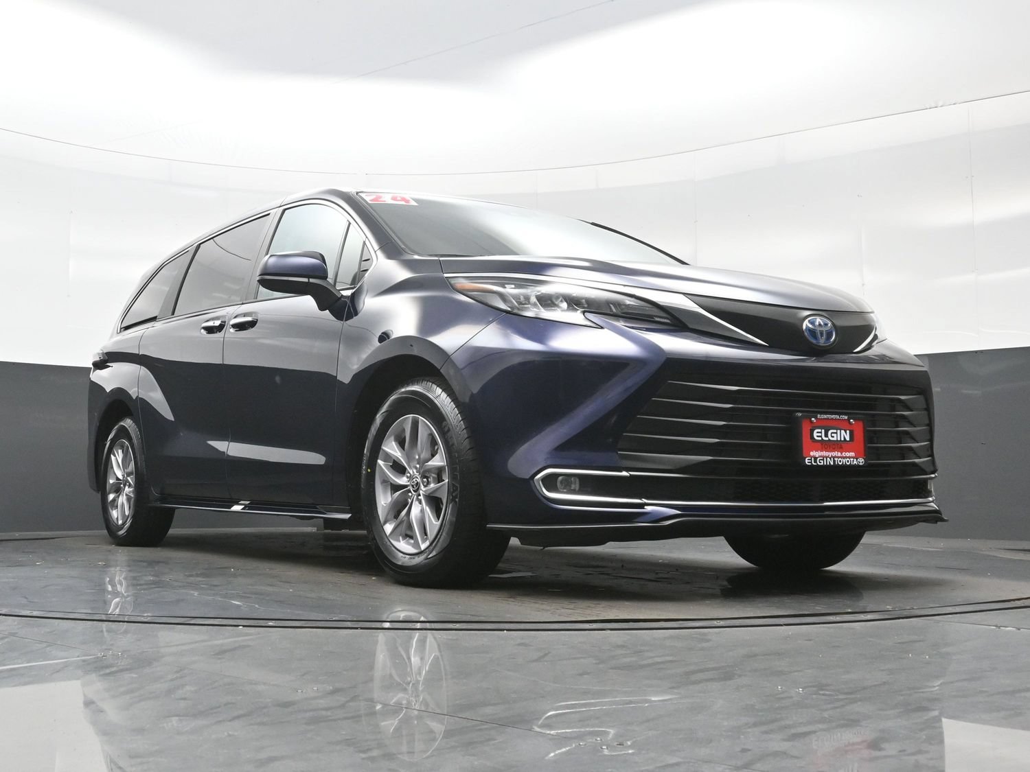 Used 2024 Toyota Sienna XLE FWD image 28