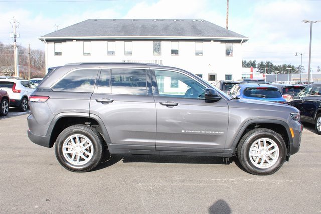 Used 2024 Jeep Grand Cherokee Laredo image 6