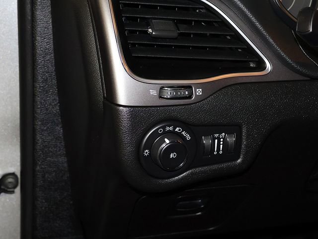 Used 2019 Jeep Cherokee Latitude Plus w/ Cold Weather Group AWD/4WD image 23