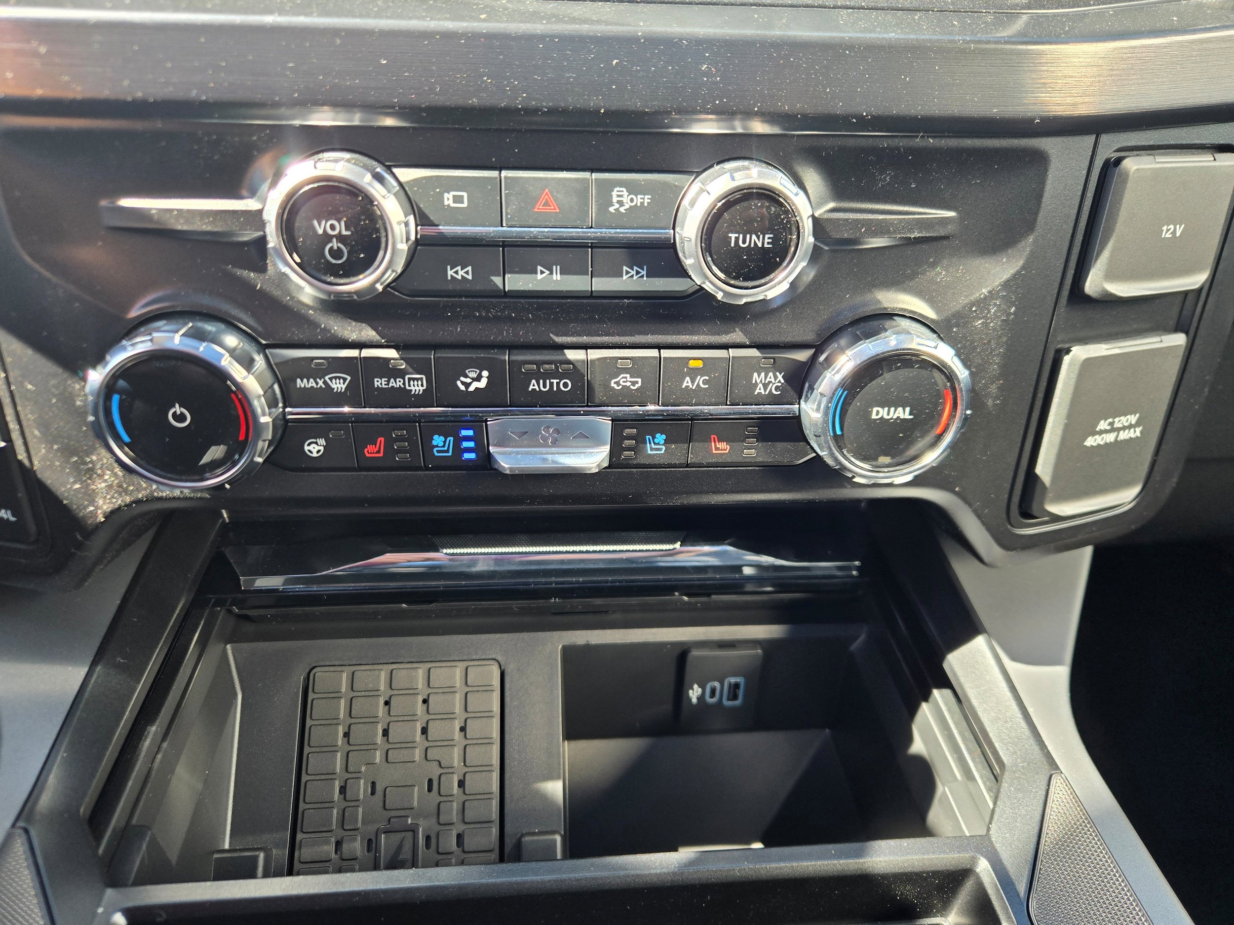 New 2026 Ford F250 Lariat w/ Black Appearance Package image 26