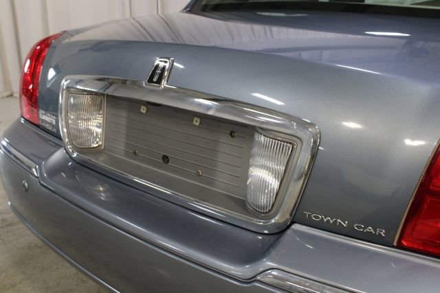Used 2003 Lincoln Town Car Signature image 26