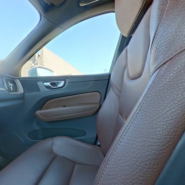 Used 2022 Volvo XC60 B5 Momentum w/ Protection Package Premier FWD image 26