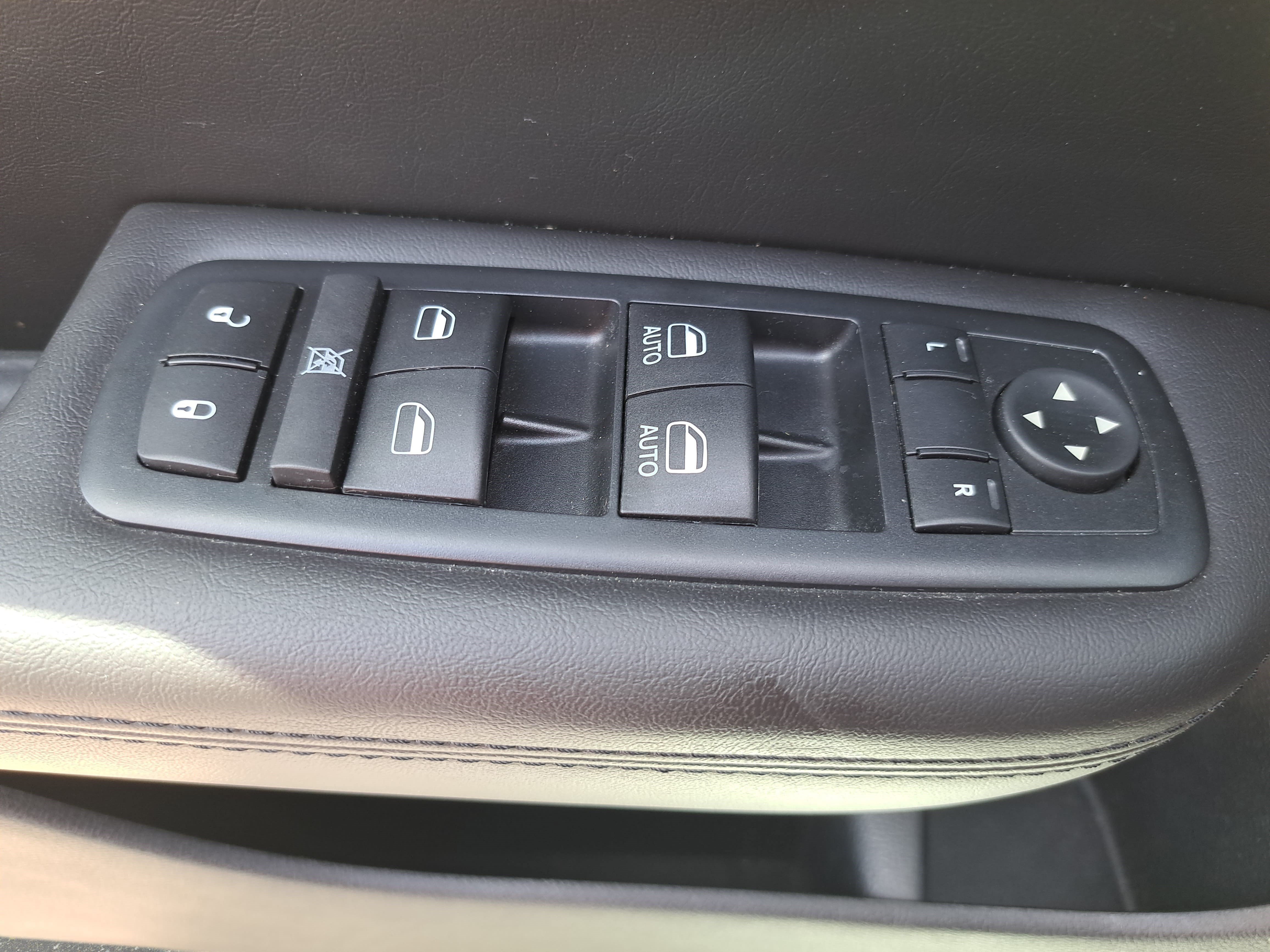 Used 2017 Chrysler 200 Limited Platinum FWD image 25