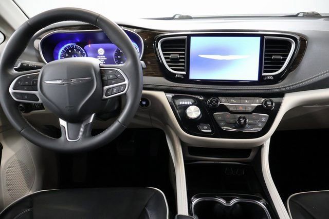 Used 2023 Chrysler Pacifica Limited FWD image 13