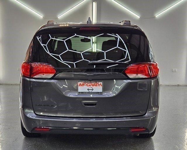 Used 2020 Chrysler Pacifica Touring-L w/ S Appearance Package image 5