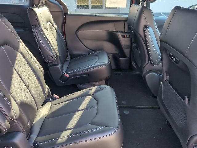 Used 2026 Chrysler Pacifica Select image 24