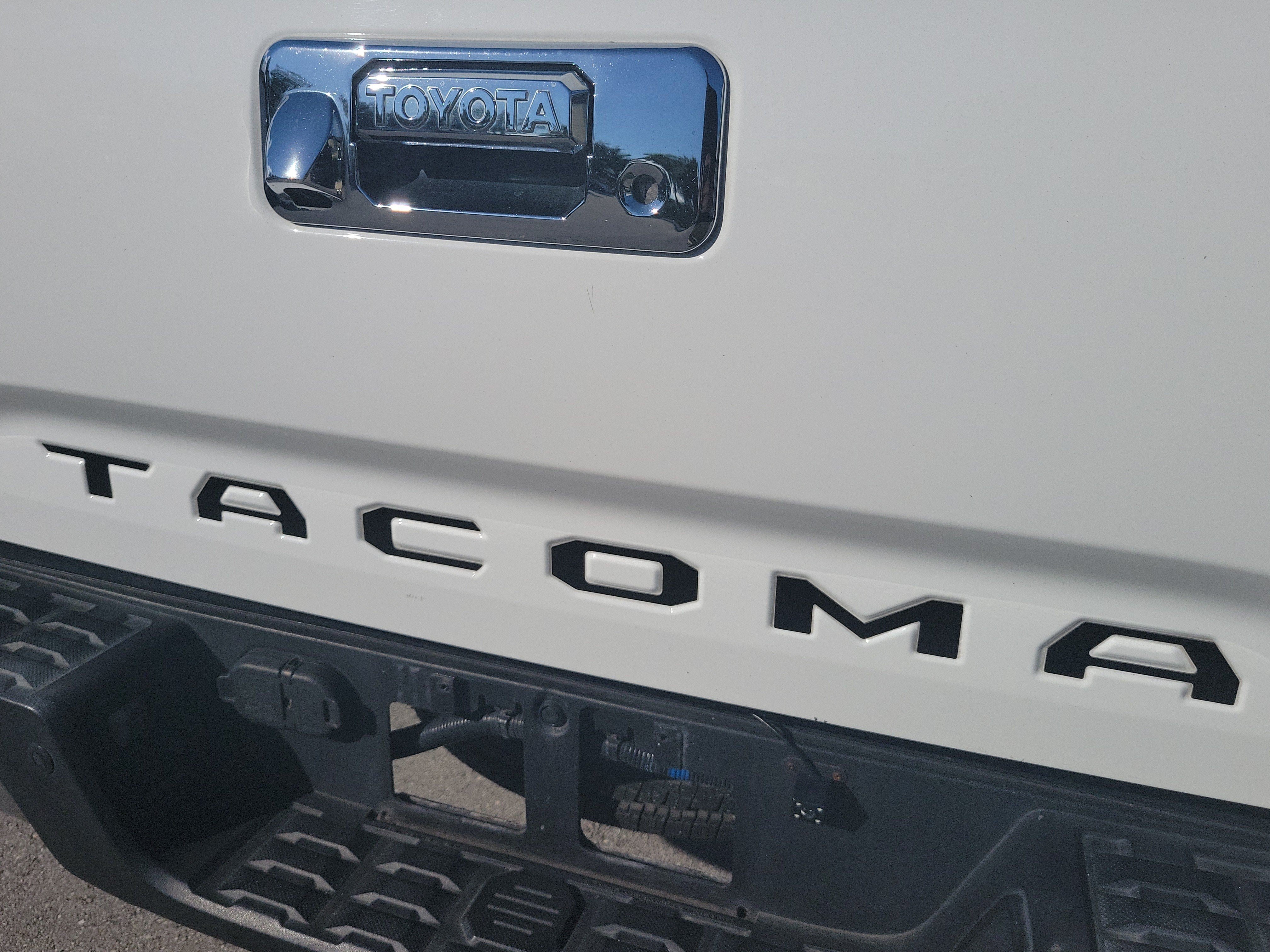 Used 2018 Toyota Tacoma SR5 RWD image 10