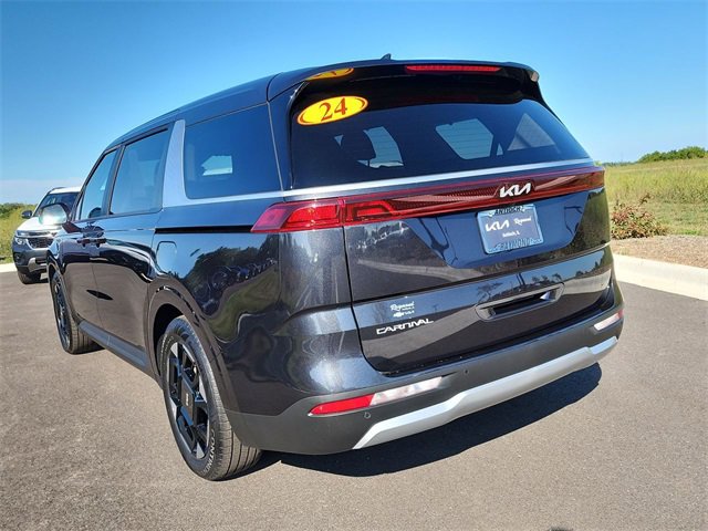 Used 2024 Kia Carnival EX image 6