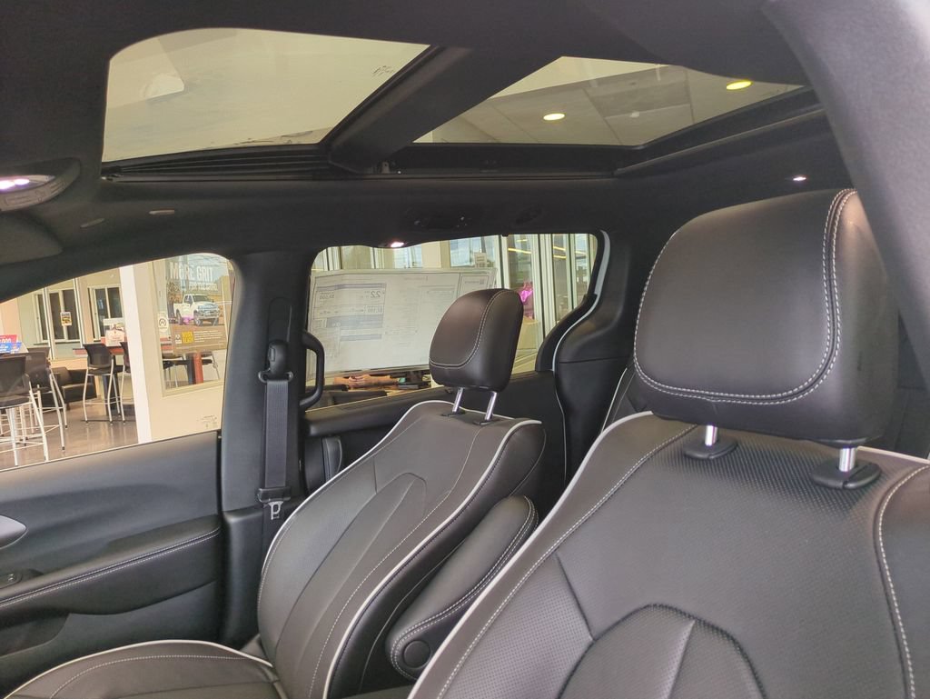 New 2027 Chrysler Pacifica Limited FWD image 20
