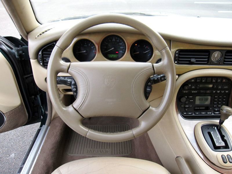 Used 2000 Jaguar XJ8 image 19