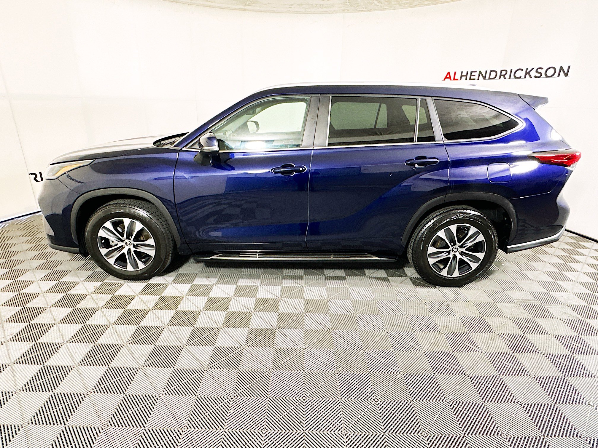 Used 2023 Toyota Highlander XLE image 6