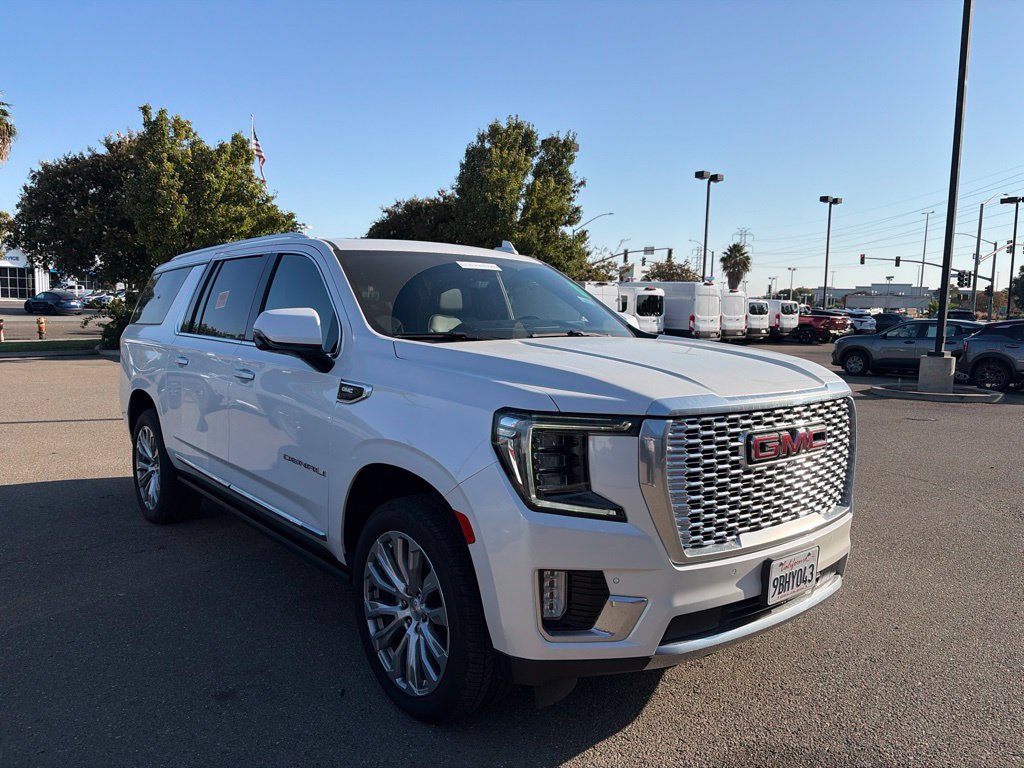 Used 2022 GMC Yukon XL Denali w/ Denali Premium Package AWD/4WD image 1