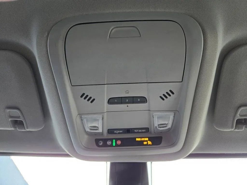 Used 2022 GMC Acadia SLT w/ Preferred Package image 18