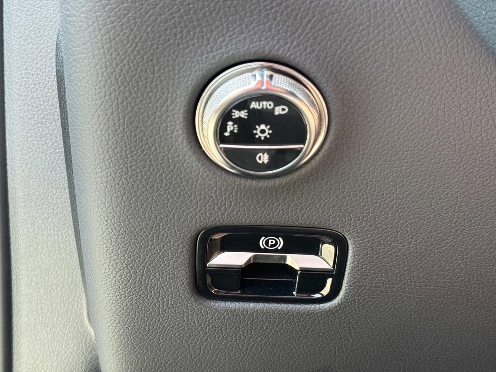 Used 2025 Mercedes-Benz GLC 300 image 21