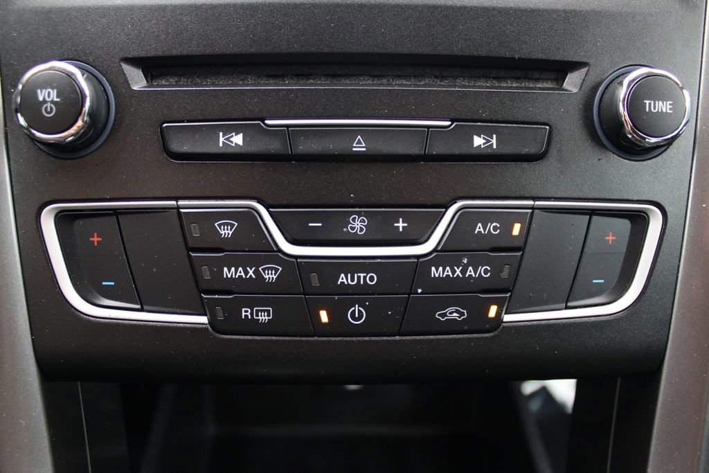 Used 2017 Ford Fusion SE FWD image 28