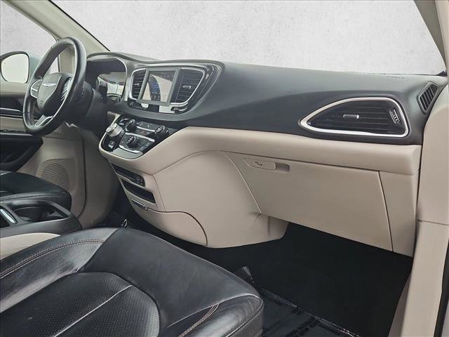 Used 2020 Chrysler Pacifica Touring-L FWD image 21