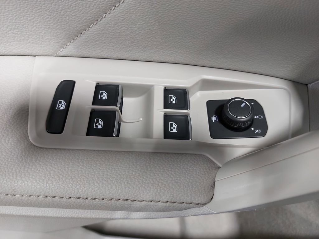 Used 2022 Volkswagen Tiguan SE image 29