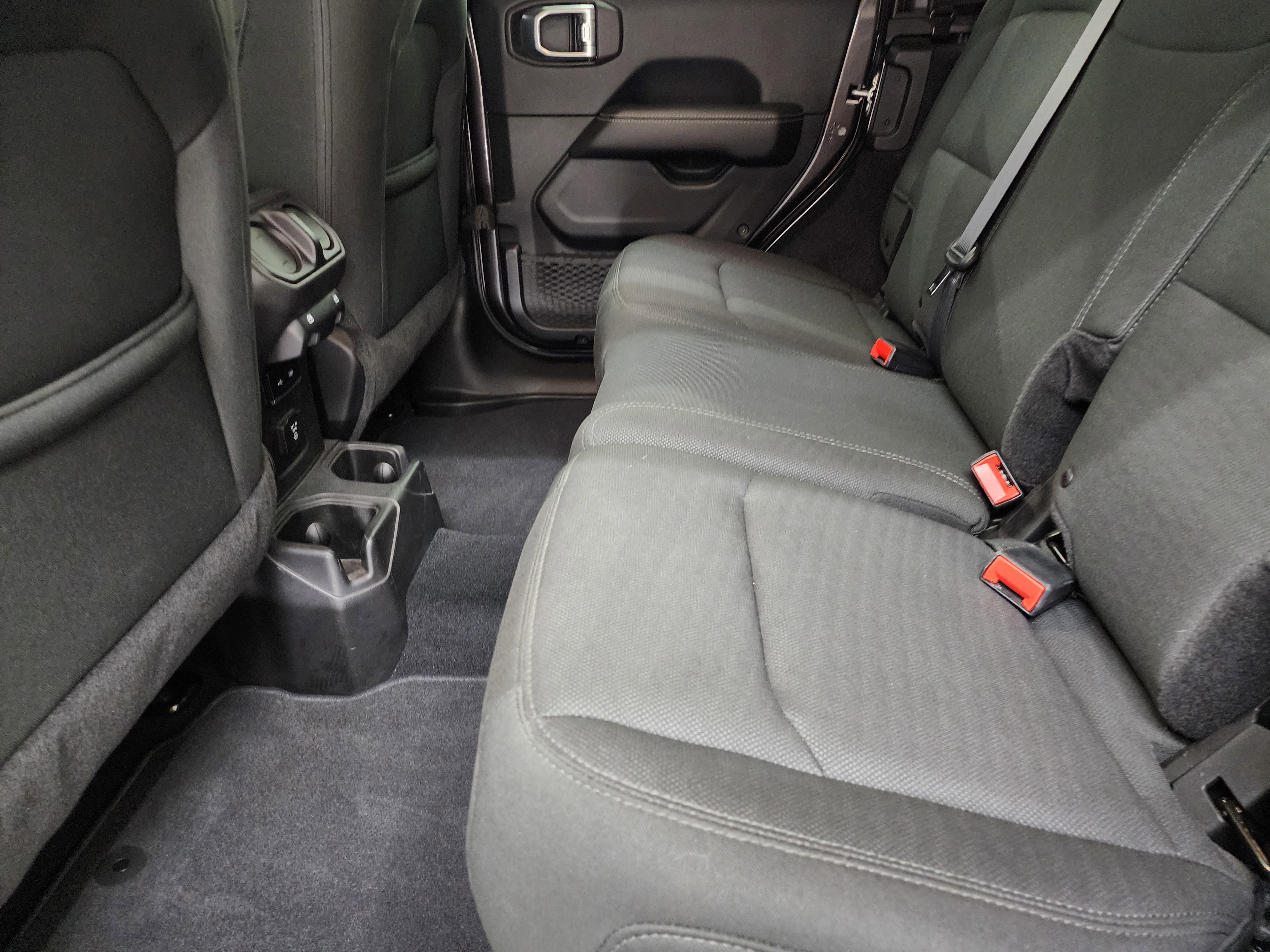 Used 2018 Jeep Wrangler Unlimited Sahara AWD/4WD image 31