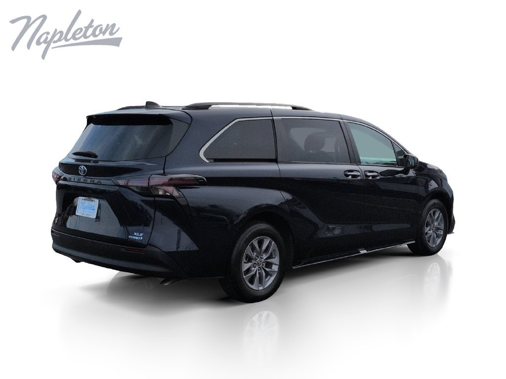 Used 2024 Toyota Sienna XLE FWD image 6