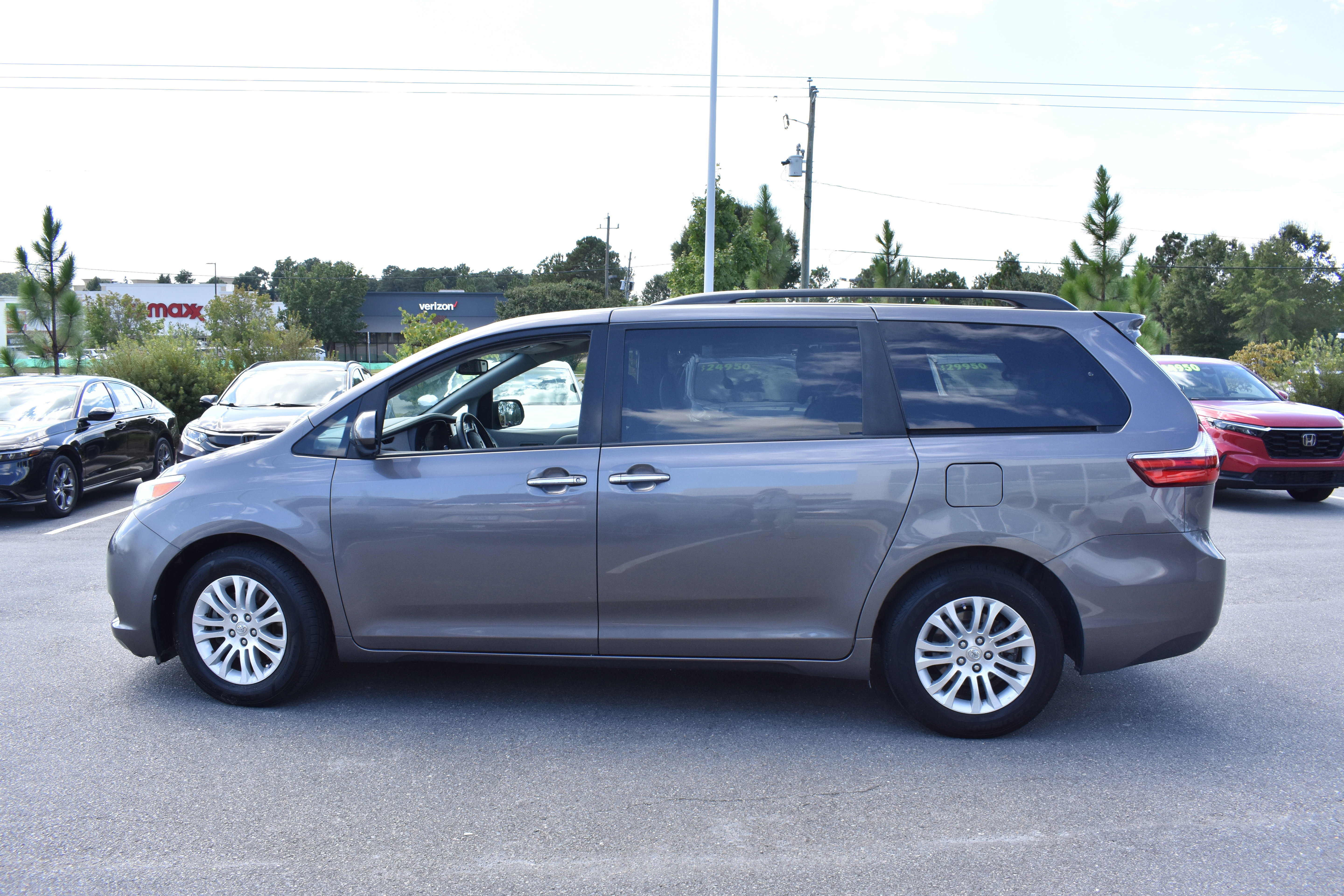 Used 2017 Toyota Sienna L image 6