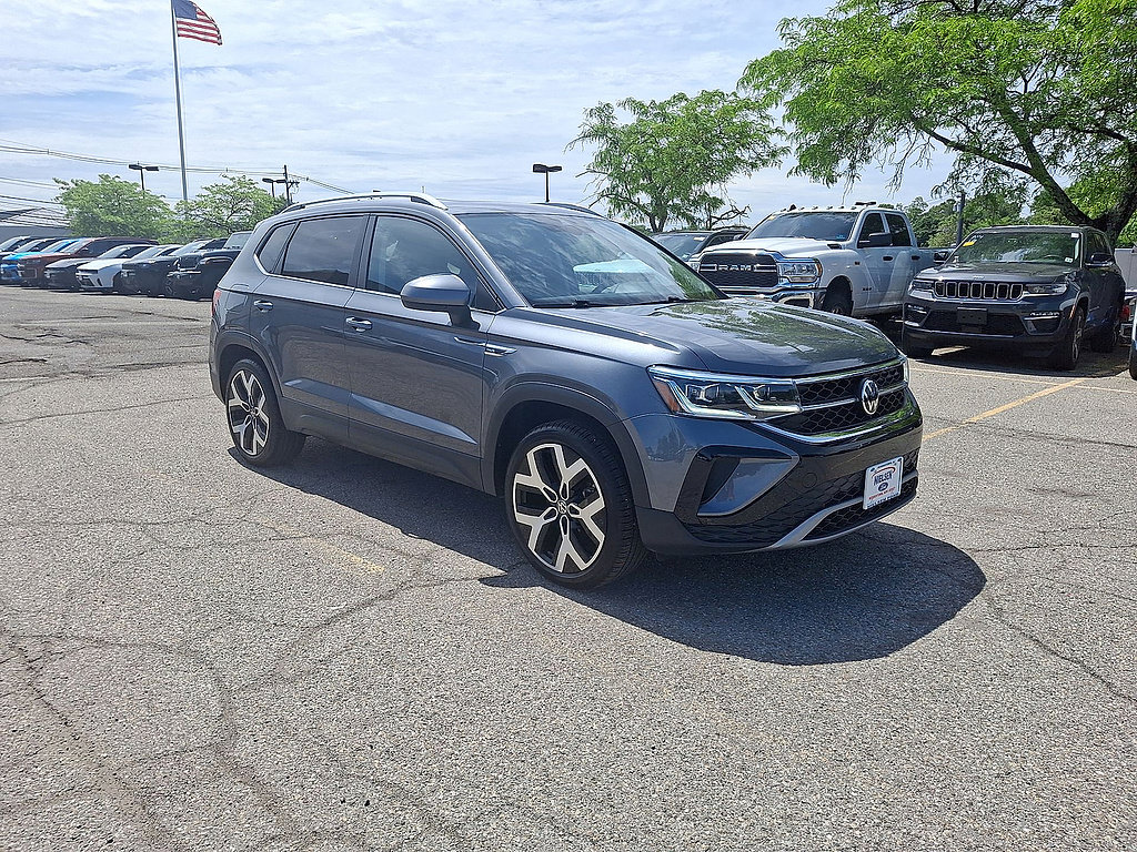 Used 2022 Volkswagen Taos SEL w/ Panoramic Sunroof Package AWD/4WD image 2