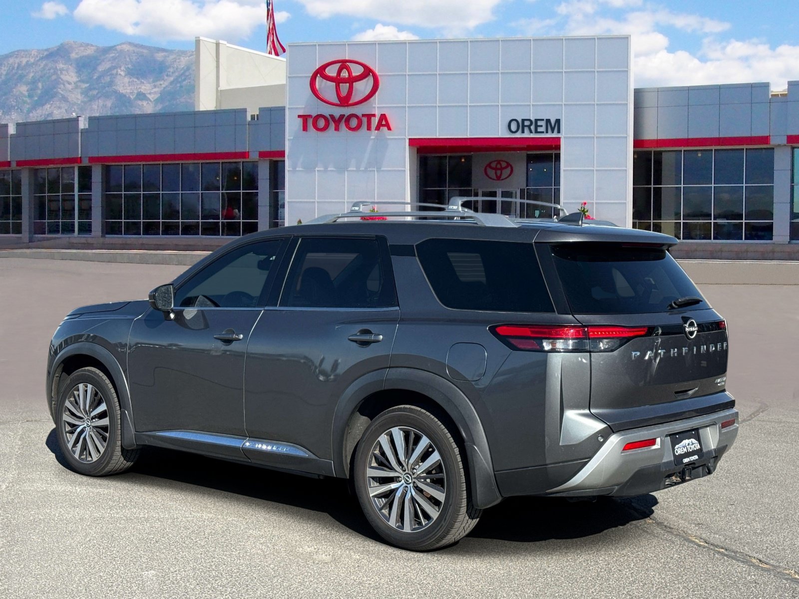 Used 2022 Nissan Pathfinder Platinum w/ Cargo Package AWD/4WD image 5