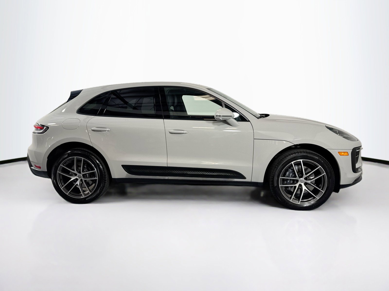 Used 2025 Porsche Macan image 8