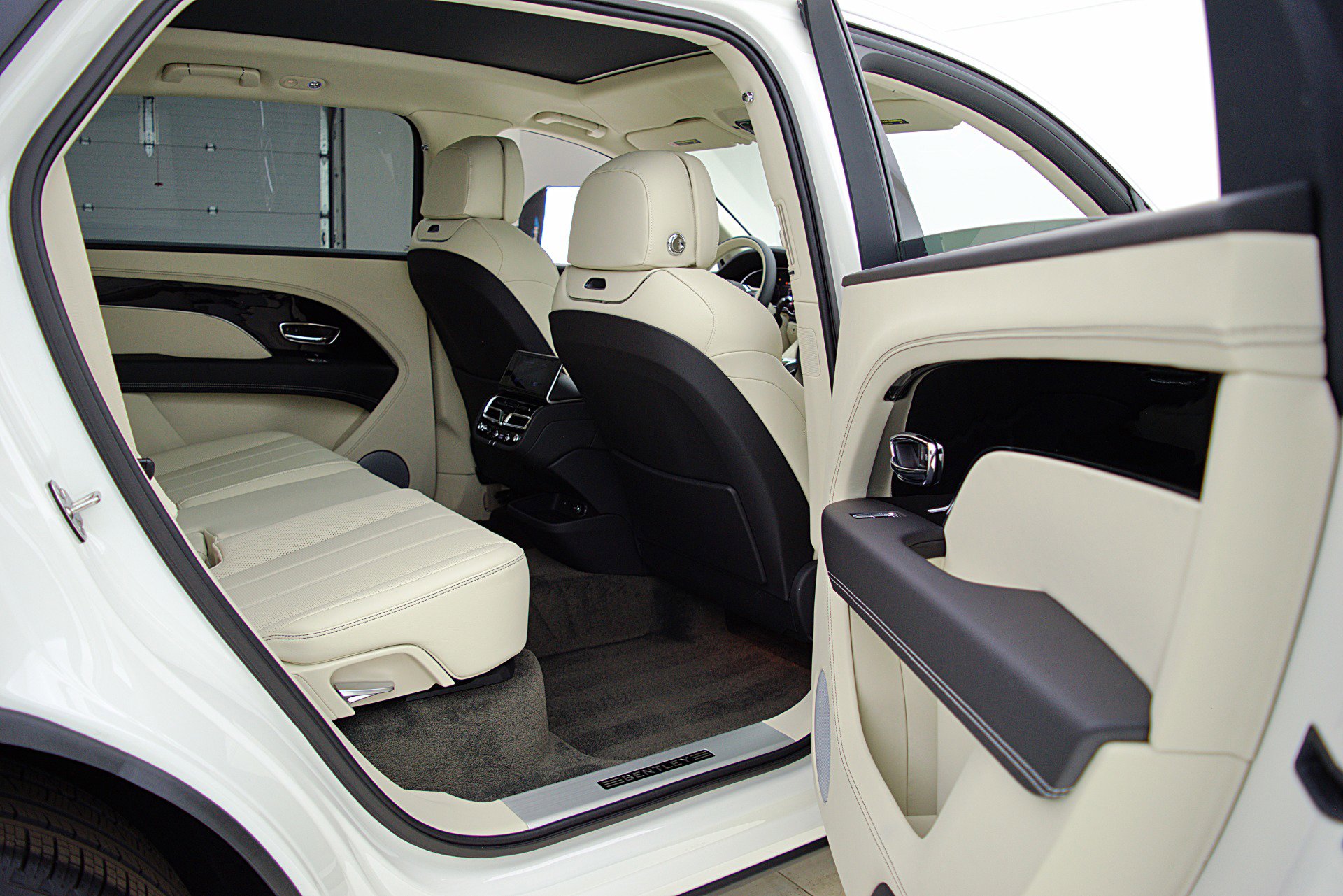 Used 2023 Bentley Bentayga Extended Wheelbase image 45