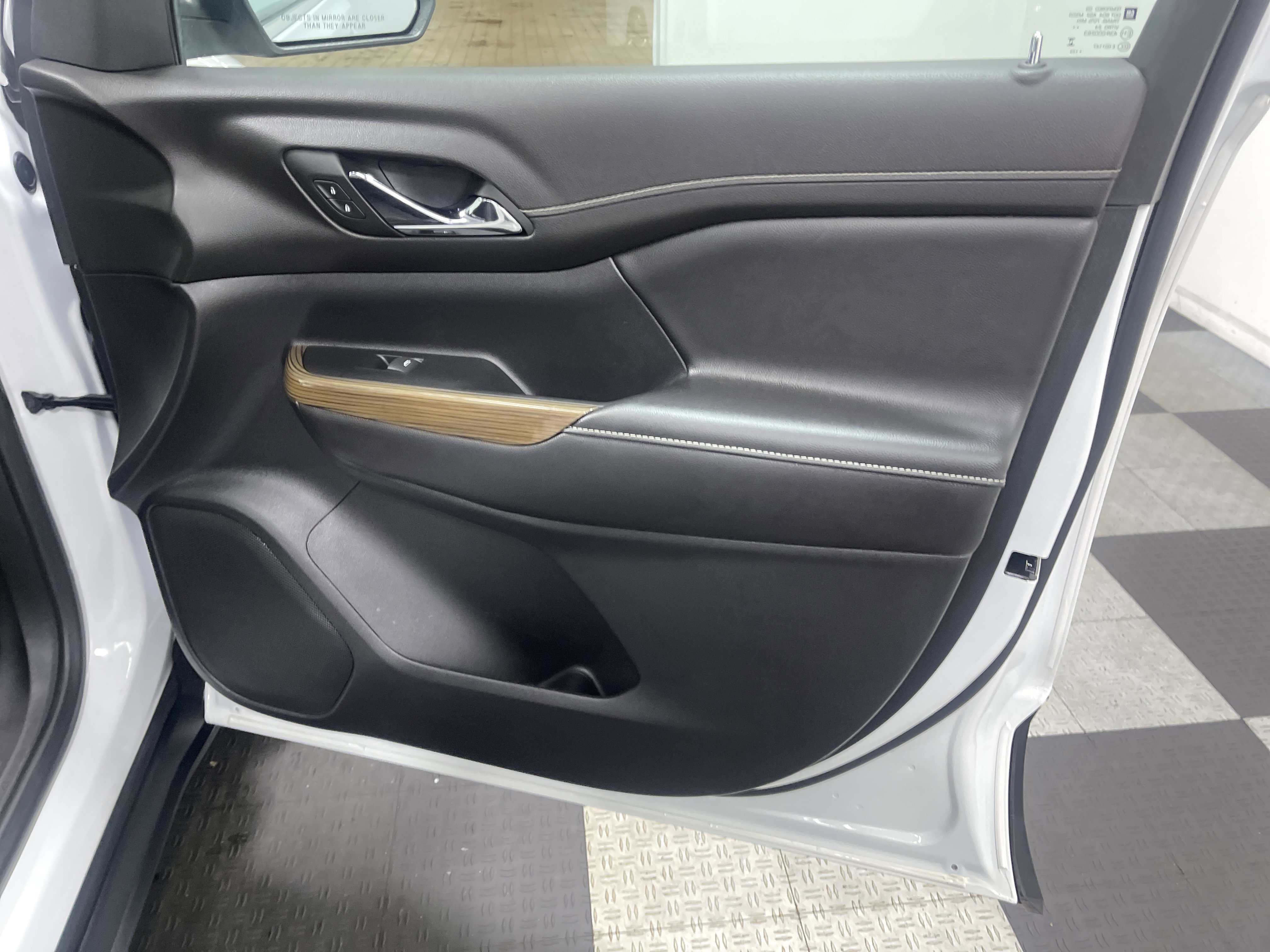 Used 2023 GMC Acadia SLE image 25