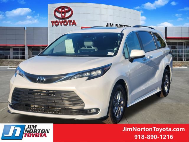 Used 2026 Toyota Sienna XLE FWD image 3