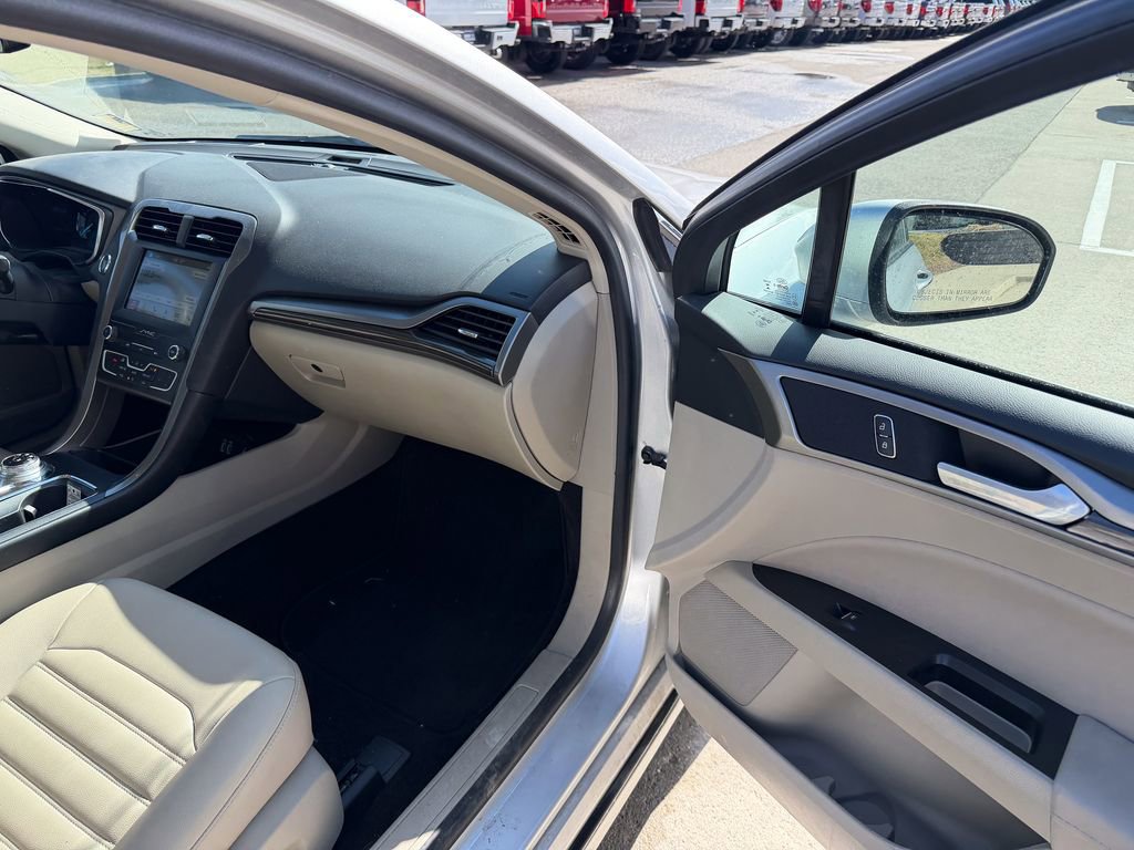 Used 2019 Ford Fusion SEL image 16