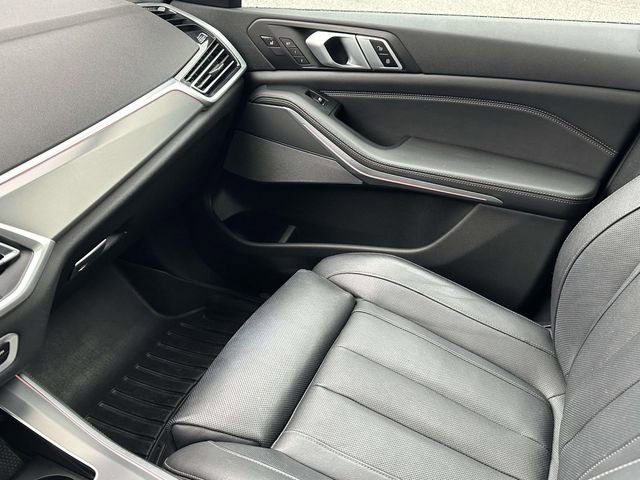 Used 2019 BMW X5 xDrive50i w/ M Sport Package image 38